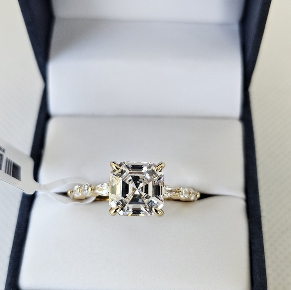 Gorgeous Asscher Cut Diamond Simulant 18K Vermeil Size 8 NEW - Picture 5 of 7